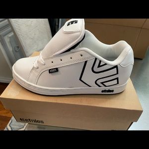 Men ETNIES sneakers with black stitching New